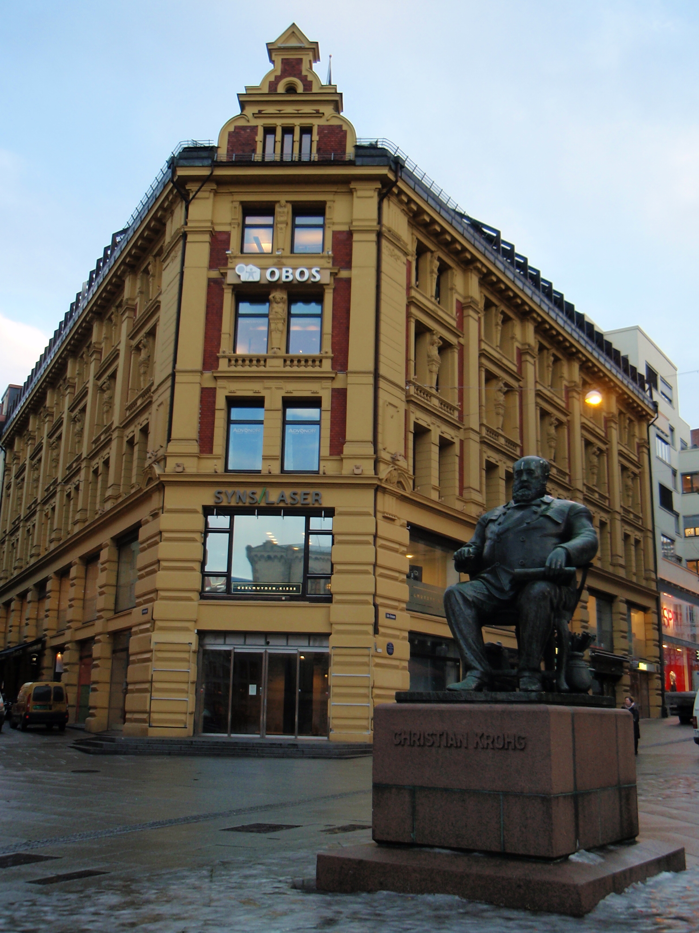 . «Pultosten», Lille Grensen 7, med statuen av Christian Krohg i forgrunnen M 1049. Selvportrett 1882